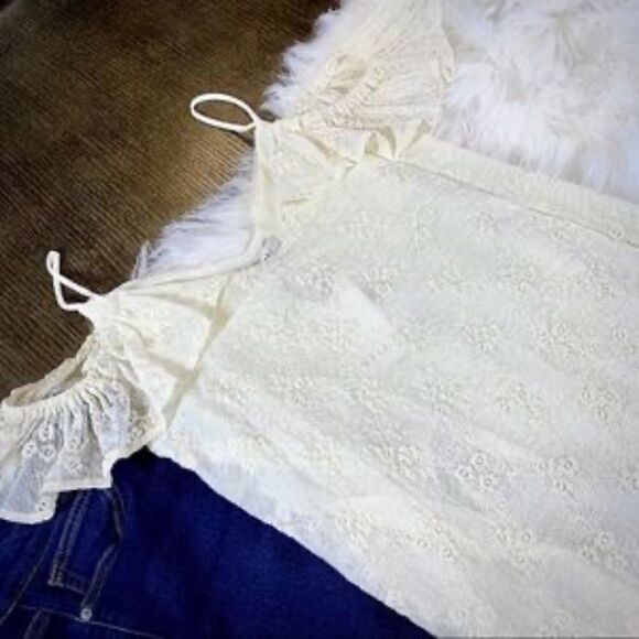 ✨NWT! Ro & De Embroidered Cold Shoulder Top✨ - Picture 3 of 4